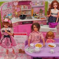 A blogger has pointed out that Licca-chan and her mother always appear to be cooking in the kitchen in product shots, while her father sits at the dining table reading a newspaper. | MANAMI OKAZAKI
