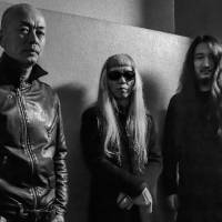 Group sound: Keiji Haino (center) with current Fushitsusha members Yasumune Morishige (left) and Ryosuke Kiyasu. | KAZUYUKI FUNAKI