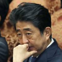 Prime Minister Shinzo Abe, appearing July 24 in the Diet, has seen his Cabinet’s popularity ratings plummet in the wake of several scandals, but the troubled Democratic Party has been unable to capitalize on the administration’s woes. Abe is stumbling but no challenger exists