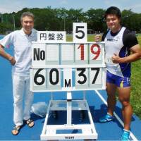 Discus thrower Yuji Tsutsumi (right) is seen after establishing a national record of 60.37 meters on Saturday in Tokyo. | KYODO