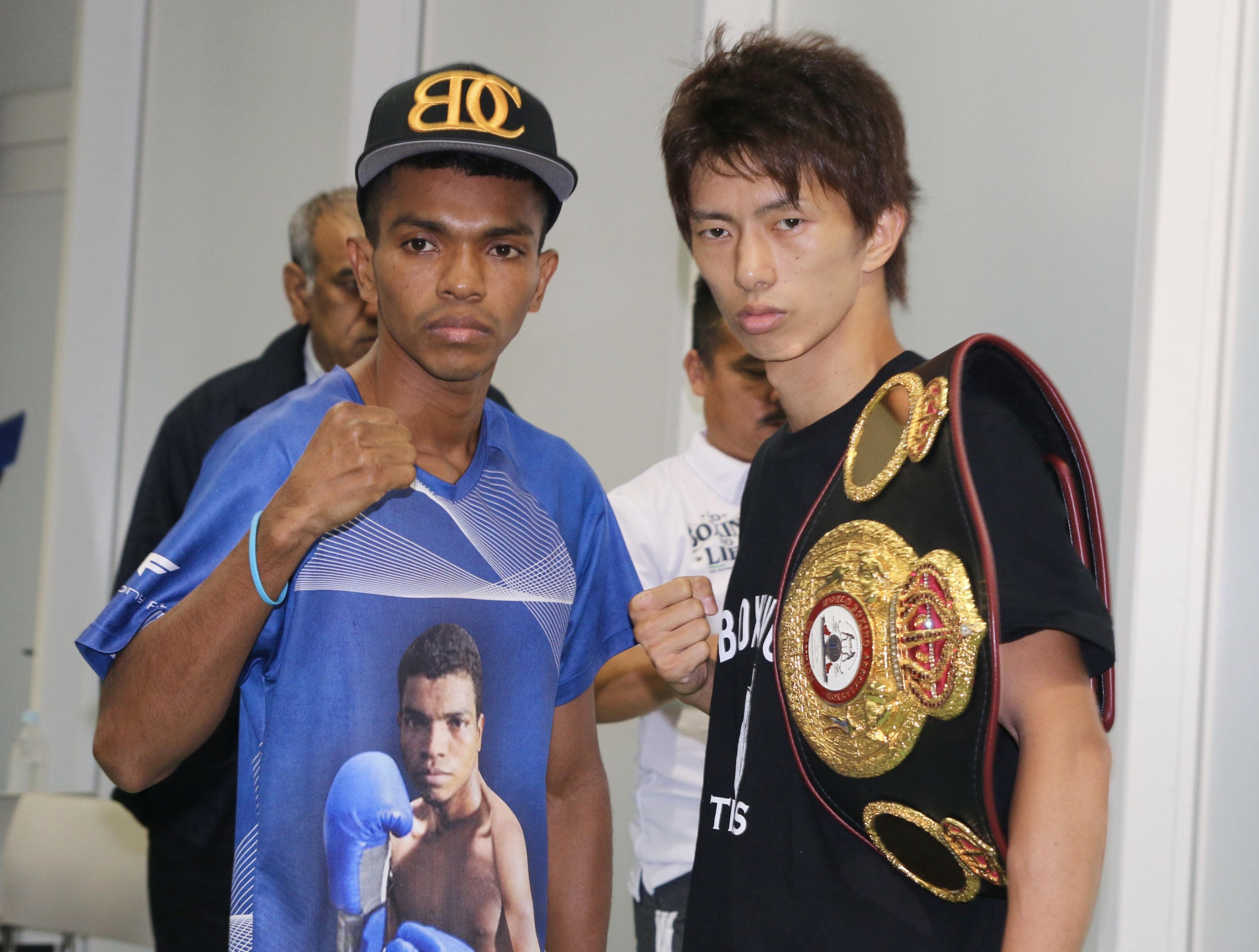 WBA light flyweight champion Ryoichi Taguchi (right) and challenger Robert Barrera attend a signing ceremony on Saturday, a day before their title bout at Ota City General Gymnasium. | KAZ NAGATSUKA