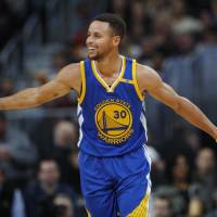 Stephen Curry averaged 25.3 points per game for the Warriors during the 2016-17 regular season. Curry, Warriors finalize new deal
