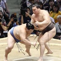 Yokozuna Hakuho overpowers Shodai on Tuesday at the Nagoya Grand Sumo Tournament. | KYODO