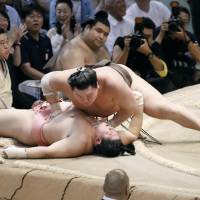 Hakuho overwhelms Chiyoshoma on Thursday, the 10th day of the Nagoya Grand Sumo Tournament, at Aichi Prefectural Gymnasium. | KYODO
