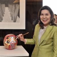 Visit to Japan Phillipine Secretary of Tourism Wanda Corazon T. Teo puts ink into the eyes of Daruma, celebrating the achievement of the goal, 500 milion sightseeing tour of Philippines from Japan, at the Palace Hotel Tokyo on June 29. | YOSHIAKI MIURA