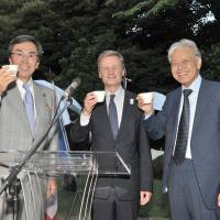 French Ambassador Laurent Pic (center) makes a toast with Nobuteru Ishihara, minister of economic revitalization and chairman of the Japan-France Friendship Group (left), and Japan Foundation President Hiroyasu Ando during a reception at the ambassador\'s residence in Tokyo to celebrate Bastille Day on July 14. | YOSHIAKI MIURA