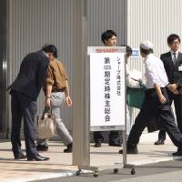 Shareholders enter Sharp Corp.’s headquarters in Sakai, Osaka Prefecture, on June 20 to attend a general shareholders meeting. A year after Hon Hai takeover, Sharp back in black as staff come to grips with meritocracy