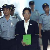 Lee Jae-yon (center), vice chairman of Samsung Electronics Co., arrives for his trial at the Seoul Central District Court in the South Korean capital on Monday. | AFP-JIJI