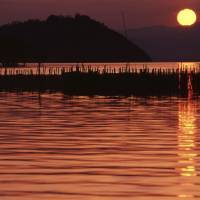 A recent survey says residents in Shiga Prefecture, home to Lake Biwa, are keen participants in volunteer activities during their leisure time. Shiga tops in volunteerism; Osaka finishes in last place: leisure survey