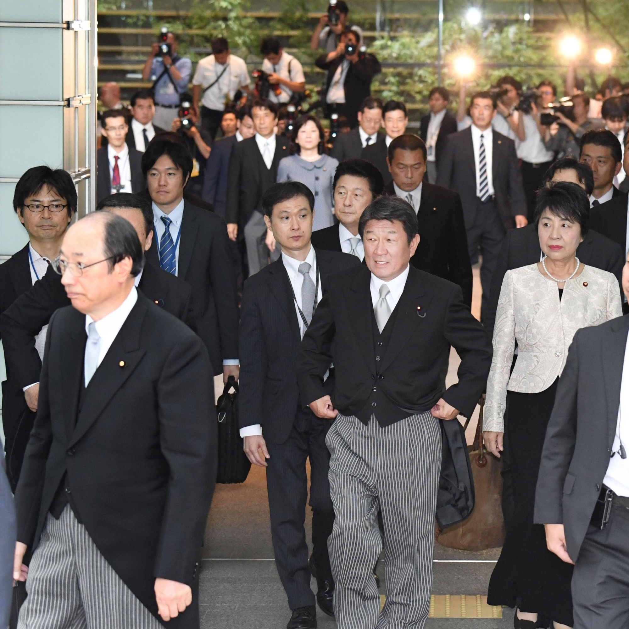 Abe looks for rebound with make-or-break Cabinet reshuffle picture