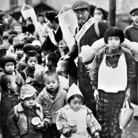 Children displaced in Manchuria, many having lost their parents, arrive at Shinagawa Station in Tokyo on Dec. 5, 1946. Postwar Japanese retell war accounts to preserve vital history