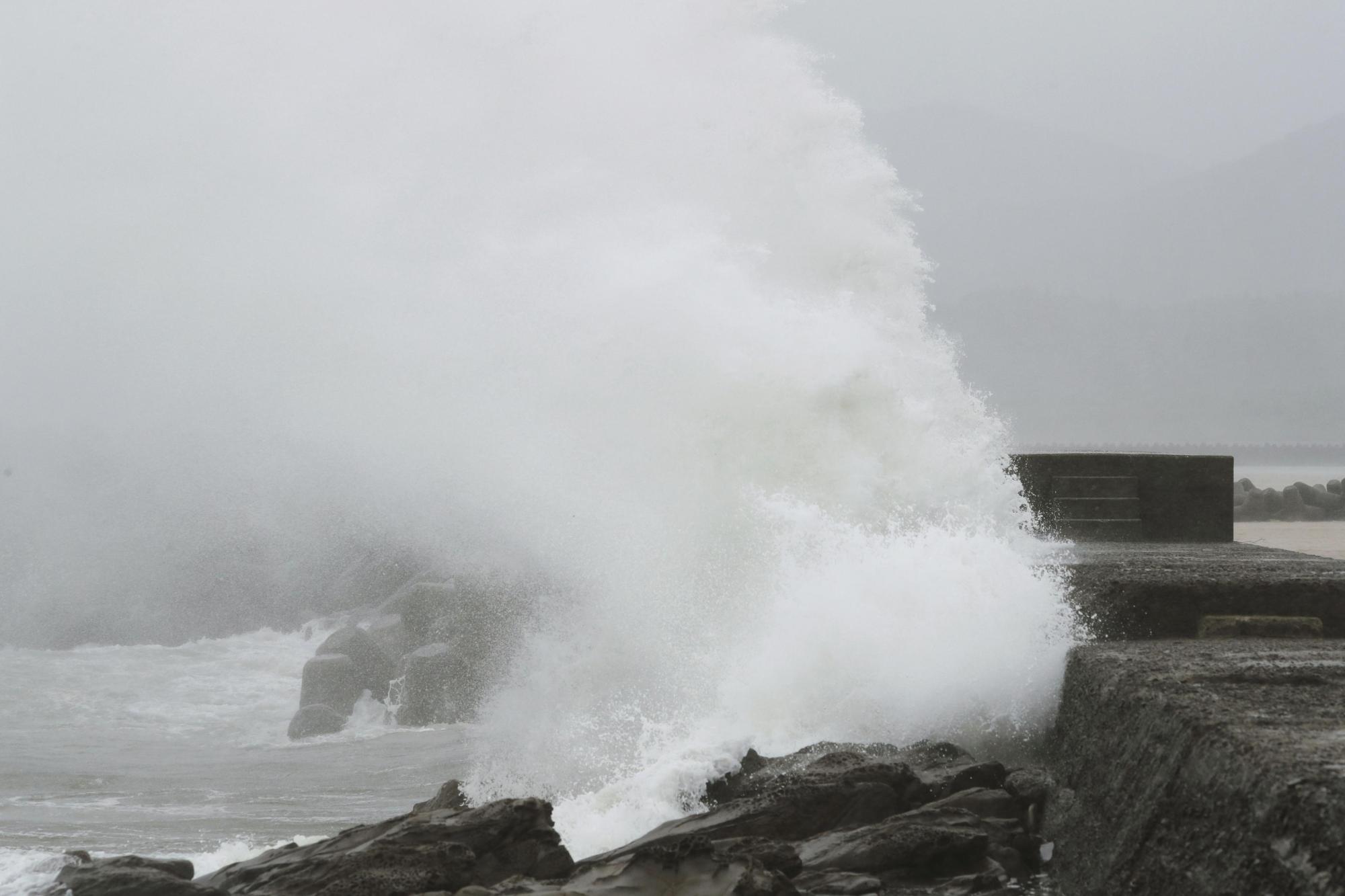 High waves pound the coast of Kushima, Miyazaki Prefecture, Sunday afternoon as Typhoon Noru approaches. | KYODO