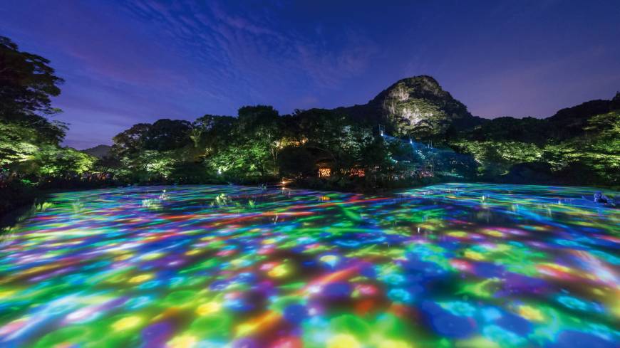“Drawing on the Water Surface Created by the Dance of Koi and Boats,” “A Forest Where Gods Live” teamLab: A Forest Where Gods Live