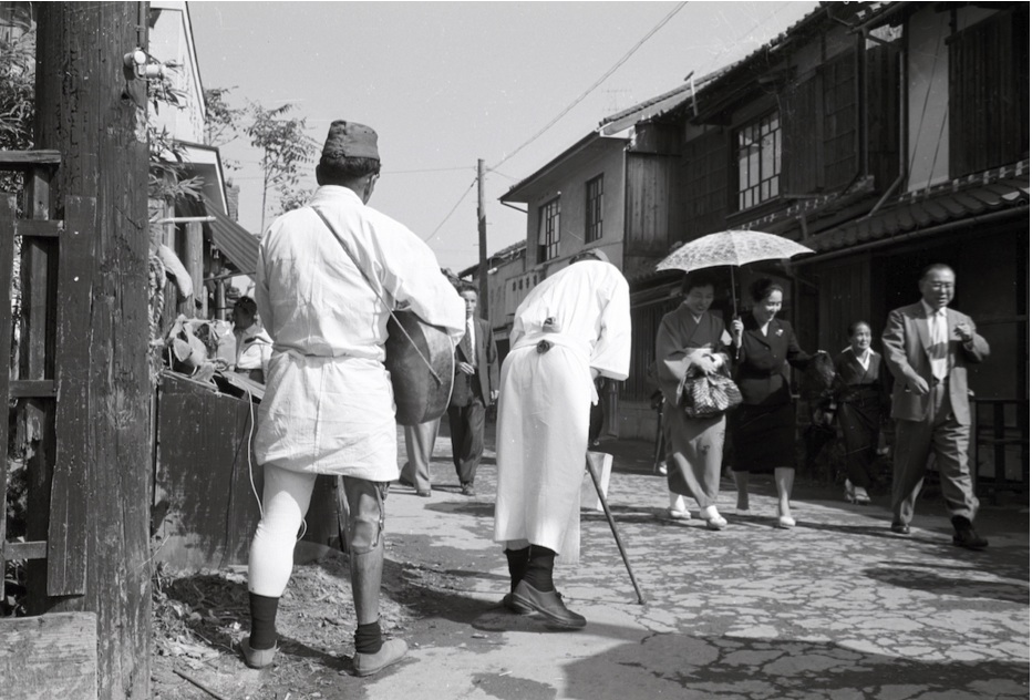 White-robed Imperial Japanese Army war veterans beg for money in Kobe in 1955. | IJSBRAND ROGGE