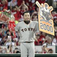 Shinnosuke Abe became the 49th player to reach 2,000 hits in NPB on Sunday night. | KYODO