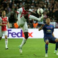 Ajax’s Davinson Sánchez (center) has joined Tottenham Hotspur for a reported club-record £42 million ($54 million). Tottenham signs Sanchez to six-year contract