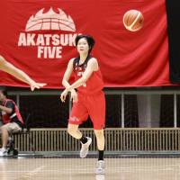 Manami Fujioka, a star for the top women’s national and Under-24 teams, feeds a long pass to a teammate during Tuesday’s game against the United States in the Four Nations Tournament in Tokyo. The 23-year-old could be the ace point guard for the host nation at the Tokyo Olympics. Fujioka blossoming into star, leader