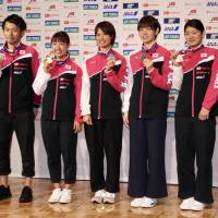 Women’s singles champion Nozomi Okuhara (third from the left) and other Japanese medalists at the World Badminton Championships in Glasgow, Scotland, arrived at Haneda airport on Tuesday. Okuhara ready to shift focus to greater challenges at 2020 Olympics