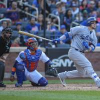 Los Angeles’ Yasmani Grandal hits a double in the fifth inning against the Mets on Saturday. Dodgers recover to keep run going
