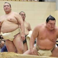 Yokozuna Kisenosato (left) and Hakuho peform at a sumo session in Hitachi, Ibaraki Pref., on Thursday. | KYODO