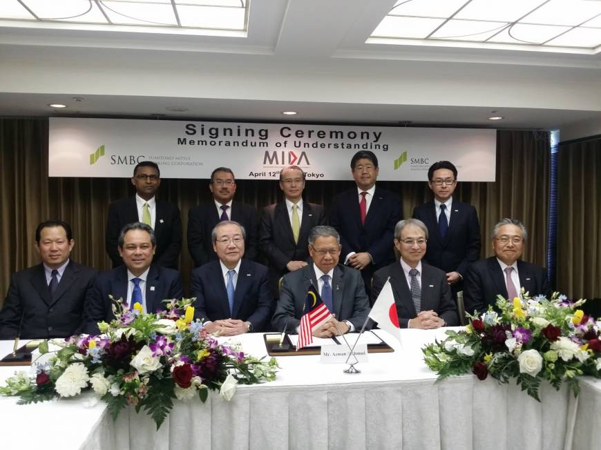 The Malaysian Investment Development Authority and Sumitomo Mitsui Banking Corp. sign a memorandum of understanding in Tokyo in April.