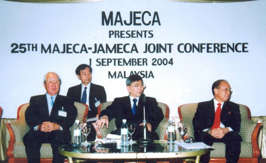 From left, Yoichi Morishita, then-president of JAMECA, Mah Siew Keong, then-deputy minister of international trade and industry and Azman Hashim, president of MAJECA, at the opening ceremony of the 25th MAJECA-JAMECA Joint Conference on Sept. 1, 2004, in Kuala Lumpur.