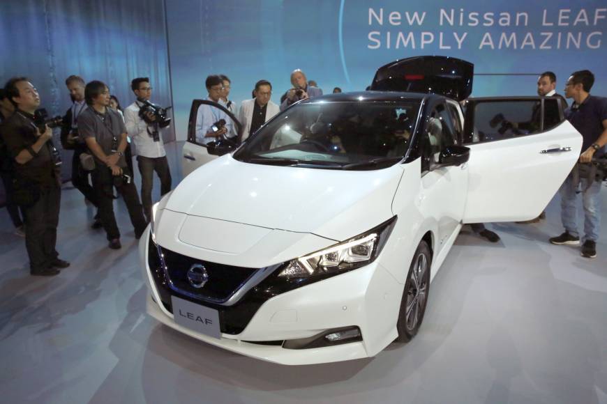 O novo veículo elétrico Leaf da Nissan é exibido em sua estréia mundial em Chiba na quarta-feira. Nissan's Leaf possui mais alcance, mas carregar ainda um obstáculo para carros elétricos