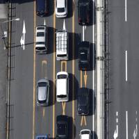 The transport ministry is considering the introduction of a high-tech traffic countermeasure called “congestion pricing.” 'Congestion pricing' eyed to ease traffic in top tourist spots