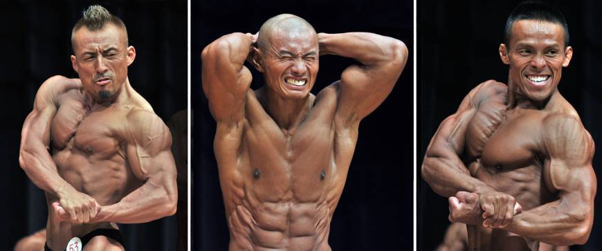 Between poses, competitors' bodies are tense as they stand with the arms loaded, preparing for judges to call the next move. | YOSHIAKI MIURA