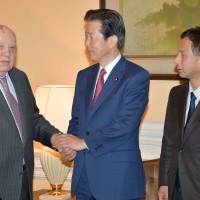 Natsuo Yamaguchi meets with former Soviet leader Mikhail Gorbachev Thursday in Moscow. Japan-Russia relations improving but need further efforts: Gorbachev