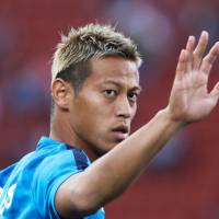 Midfielder Keisuke Honda waves before Pachuca faced off against Tijuana in Mexico on Aug. 25. Japan's tourism industry hopes to score on soccer player Keisuke Honda's move to Mexican team