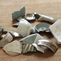Pottery items shattered during the Kumamoto quakes in April last year will be reassembled by artisans using the kin tsugi technique. Kumamoto's shattered pottery reborn with Wajima lacquer twist