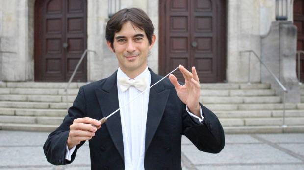 Tonio Shiga Conductor Tonio Shiga: Overcoming communication struggles with a baton