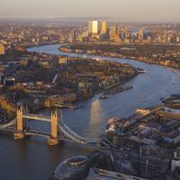Grammar tips: Introducing the River Thames, the Globe-Trotter Travel Guidebook London 2017-2018 (Diamond Inc.) uses taigendome, a common structure in Japanese in which a heavily modified noun ends the sentence. Learn Japanese as you travel the world