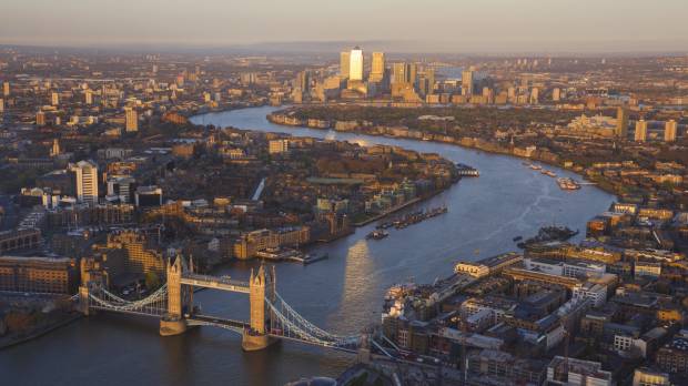 Grammar tips: Introducing the River Thames, the Globe-Trotter Travel Guidebook London 2017-2018 (Diamond Inc.) uses taigendome, a common structure in Japanese in which a heavily modified noun ends the sentence. Learn Japanese as you travel the world