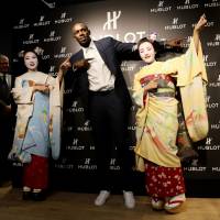 Retired sprinter Usain Bolt poses with maiko (apprentice geisha) during a promotional event in Kyoto on Tuesday. Legendary sprinter Bolt believes his world records could stand for 15-20 years
