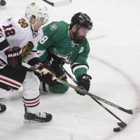 Forward Vernon Fiddler (right), seen playing for the Dallas Stars in 2016, is retiring after 877 games in 14 NHL seasons. Fiddler hangs up skates after 14 NHL seasons