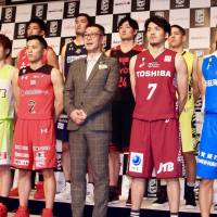 B. League chairman Masaaki Okawa (center) and players from each of the top-division clubs pose for a photo at the league’s tip-off conference at a Tokyo hotel on Monday. B. League hoping to build on success over coming season