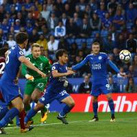 Leicester’s Shinji Okazaki (second from right) chases the ball during the Foxes’ match against Liverpool on Saturday in Leicester, England. Liverpool won 3-2. Okazaki scores for Leicester in defeat