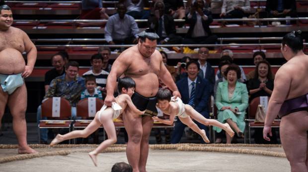 Shohozan grapples with children at the 2016 Ozumo Beyond 2020 Basho on Oct. 4, 2016. JSA offering foreign fans rare glimpse of special sumo rituals