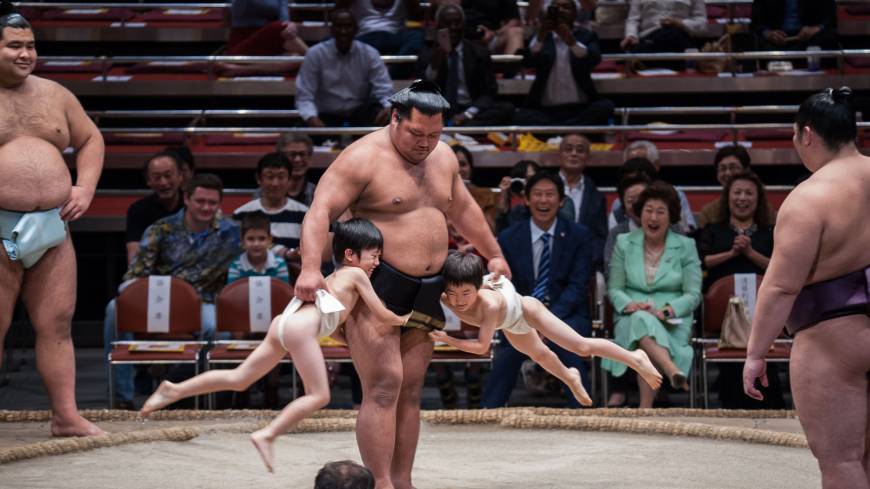 Shohozan grapples with children at the 2016 Ozumo Beyond 2020 Basho on Oct. 4, 2016. JSA offering foreign fans rare glimpse of special sumo rituals