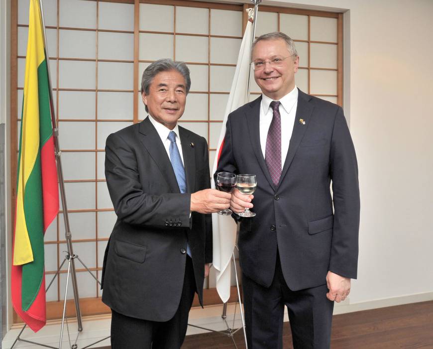 Lithuanian Ambassador Egidijus Meilunas (right) joins Hirofumi Nakasone, chairman of Japan-Lithuania Parliamentary Friendship League, during a farewell reception at the embassy in Tokyo on Aug. 22. His next place of appointment is Ireland.