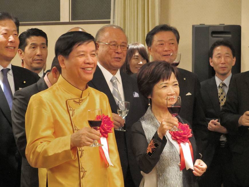 Vietnam Ambassador Nguyen Quoc Cuong (left) and his wife, Hoang Thi Minh Ha (left), attend a reception to celebrate the 72nd anniversary of Vietnam