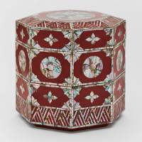 Left : Kinkamakura (coating with shu-urushi lacquer over gold foil) chaki tea caddy with four-ridged spiral design (1965-70) Kitamura Museum. Right: Raden (mother-of-pearl) inlay octagonal jūbako tiered box for Japanese sweets (1933), Kagizen Yoshifusa. Modern lacquer recalls past splendor