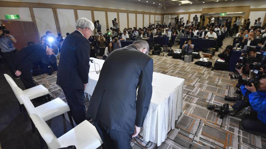 Kobe Steel executives apologize at a news conference last Friday in Tokyo. KYODO Japan's automakers issue reassurances as global bodies urge freeze on Kobe Steel products