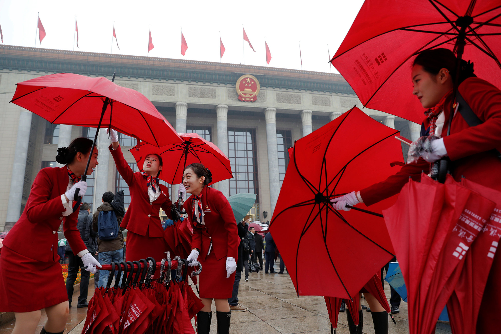 Hasta en Corea del Norte usan paraguas promocionales (Fuente: Japantimes.co.jp)