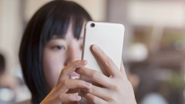 To protect children from crimes involving online community space and social media, the government will require smartphone stores by next June to confirm the age of users. Number of minors victimized in crimes via social media climbs to a record in first half of 2017