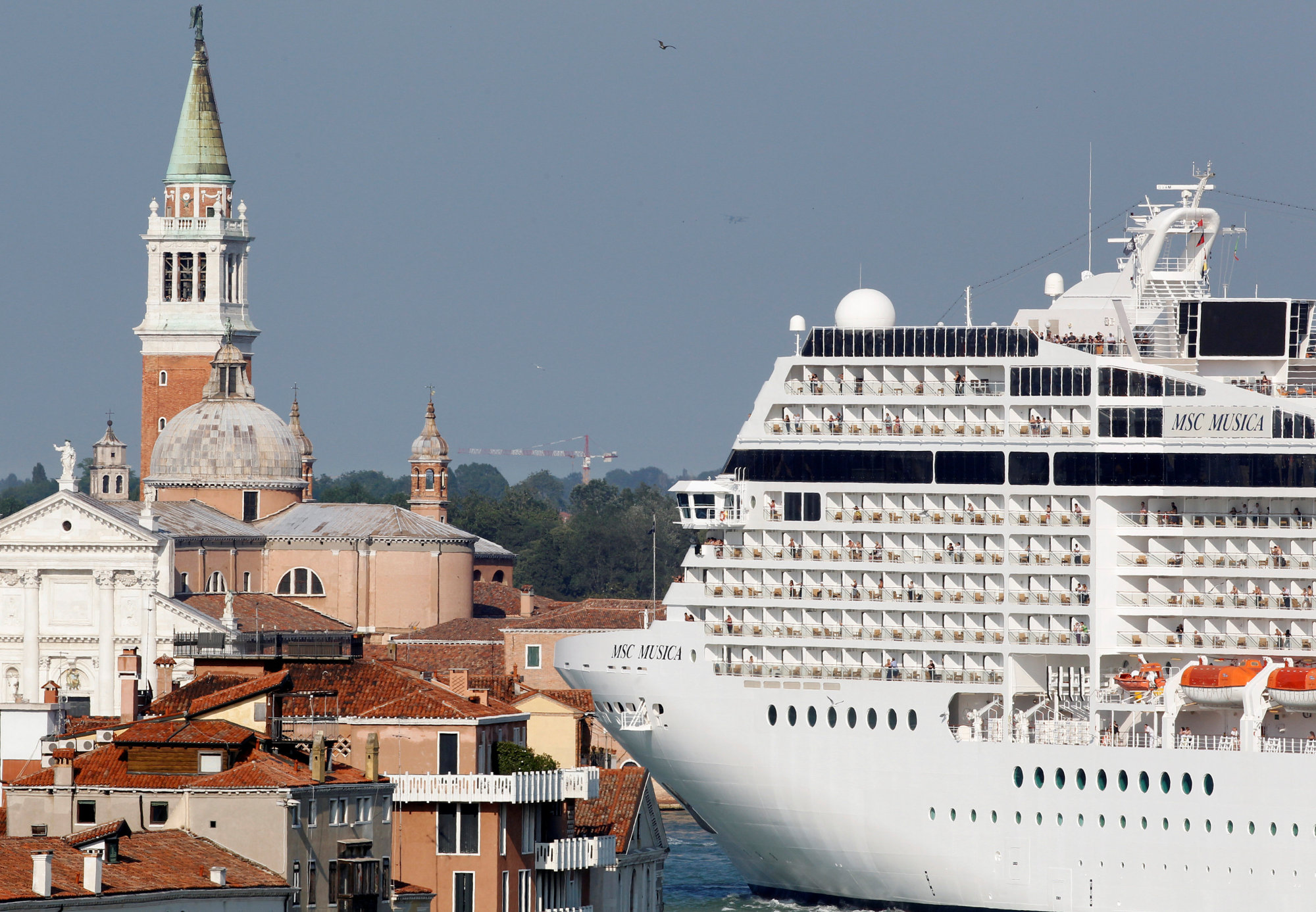 large cruise ships in venice