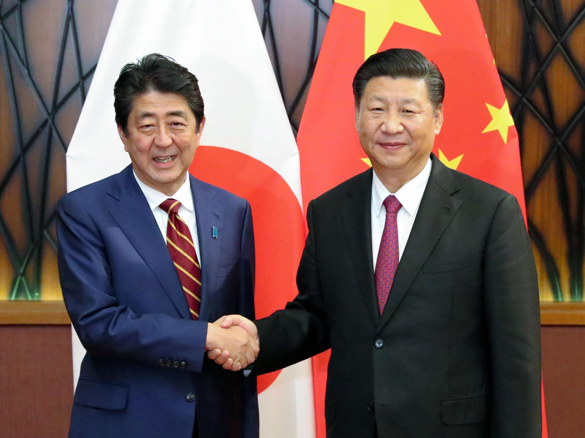 Shinzo Abe e o presidente chinês Xi Jinping comemoraram um “novo começo”