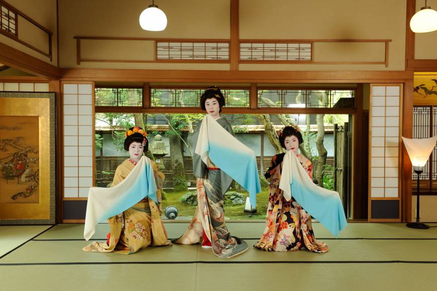 A former tomesode of Ryuto Shinko (center) and two furisode make waves with towels in Niigata Prefecture.